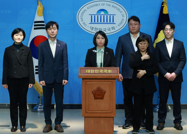 용혜인 새진보연합 상임선대위원장이 7일 국회 소통관에서 기자회견을 열고 비례연합정당 추진 방향을 제안하고 있다. 연합뉴스