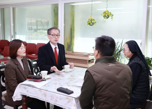 유득원(왼쪽 두번째) 대전시 행정부시장이 노인요양시설 ‘여명실버케어’를 찾아 격려의 말을 하고 있다. 사진제공=대전시