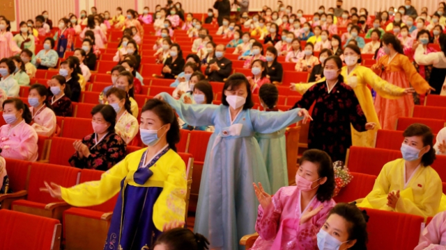 2021년 3월 여성의 날 공연을 관람하며 춤추는 북한 여성들. 노동신문·연합뉴스