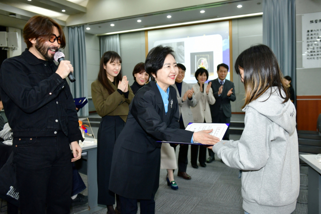 서창희(앞줄 가운데) 재단법인 꽃과어린왕자 이사장이 7일 경기도 용인에서 열린 ‘제20회 코오롱 어린이 드림캠프’에서 장학 증서를 수여하고 있다. 사진 제공=코오롱