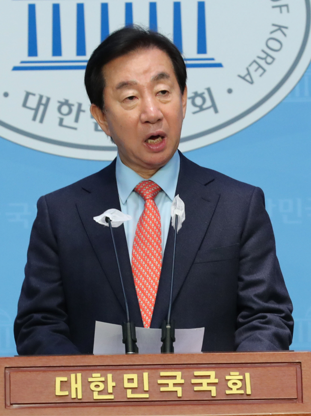 김성태 전 자유한국당 원내대표가 7일 국회에서 공천 부적격 판정을 받은 데 대해 입장을 밝히고 있다. 권욱 기자