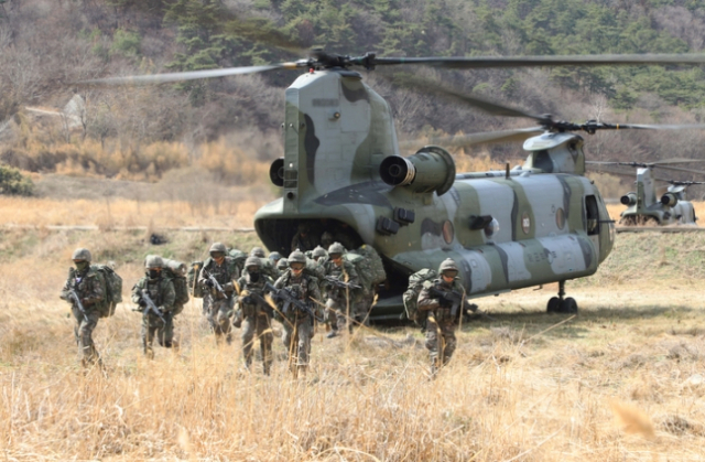 육군 2신속대응사단 장병들이 CH-47 헬기(시누크)에서 이탈해 목표지점으로 신속히 이동하고 있다. 사진 제공=육군