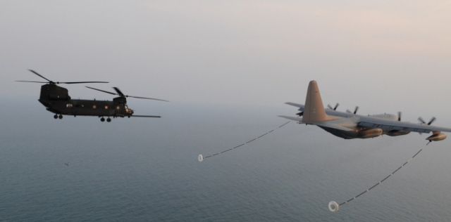 공중급유를 위해 MC-130P에 접근 중인 ‘MH-47G’ 특수전 헬기. 사진 제공=미 공군