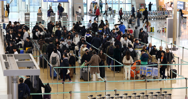 명절 연휴를 하루 앞둔 8일 오전 인천국제공항 제1여객터미널 출국장이 여행객들로 북적이고 있다. 연합뉴스