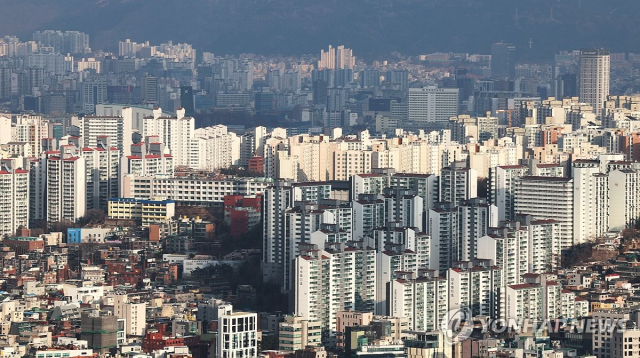 지난달 22일 서울 중구 남산에서 바라본 서울 시내 아파트 밀집 지역의 모습. 사진제공=연합뉴