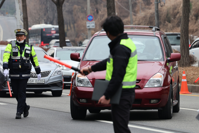 6일 오후 서울 강남구 양재대로에서 경찰이 좌석 시트 개조 등 불법 행위 차량을 단속하고 있다. / 연합뉴스