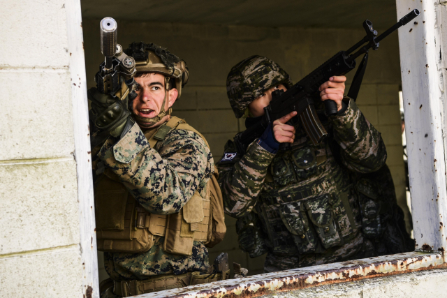 지난 6일 KMEP 연합훈련에서 한미 해병대 장병들이 도시지역 전투상황을 가정한 CQB 훈련을 실시하고 있다. 사진 제공=해병대