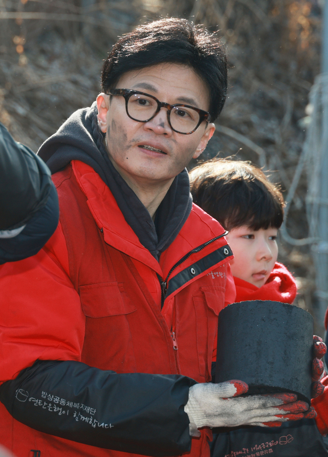 한동훈 국민의힘 비상대책위원장이 8일 오전 서울 노원구 백사마을에서 열린 '따뜻한 대한민국만들기 국민동행' 사랑의 연탄 나눔 행사에서 봉사활동을 하고 있다. 연합뉴스