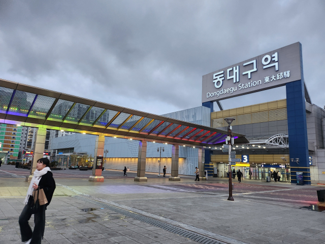 8일 동대구역 앞으로 시민들이 걸어가고 있다. 대구=강도림 기자