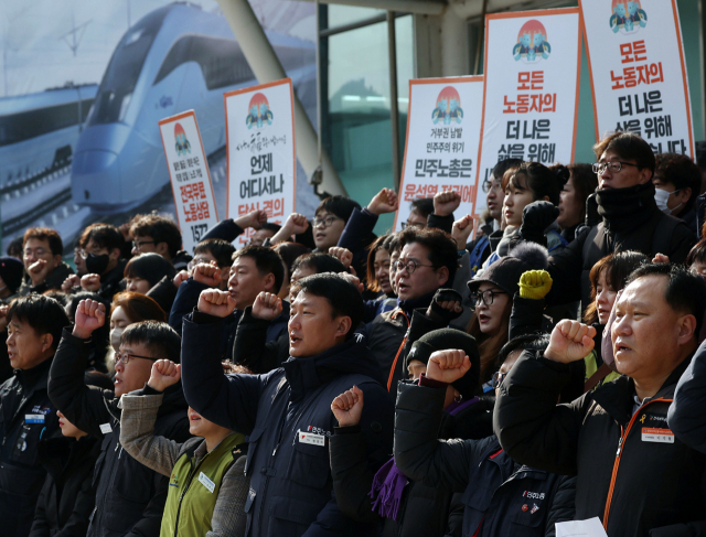 설 연휴를 하루 앞둔 8일 오전 서울역광장에서 열린 2024 설맞이 민주노총 기자회견에서 참가자들이 윤석열 정권 퇴진을 촉구하고 있다. 연합뉴스