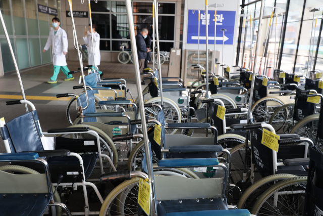 8일 서울의 한 대학병원에 휠체어가 늘어서있다. 연합뉴스