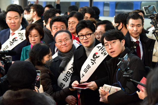 국민의힘 한동훈 비상대책위원장이 설 명절 연휴를 하루 앞둔 8일 오전 서울역에서 시민들에게 귀성 인사를 하고 있다. 연합뉴스