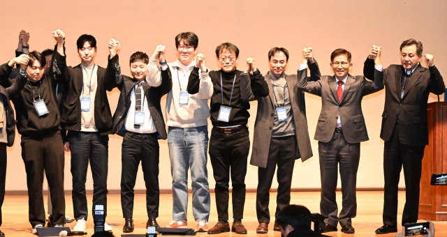 새로고침노동자협의회 구성원들이 지난해 2월 21일 서울 용산구 동자아트홀에서 열린 발대식에서 참석자들과 기념 촬영을 하고 있다. 권욱 기자