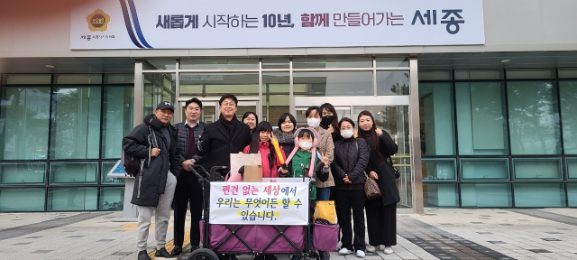 박근용 씨와 1형 당뇨를 앓고 있는 딸 율아가 7일 대장정을 앞두고 세종시의회 앞에서 기념사진을 찍었다. 사진 환자 가족 제공
