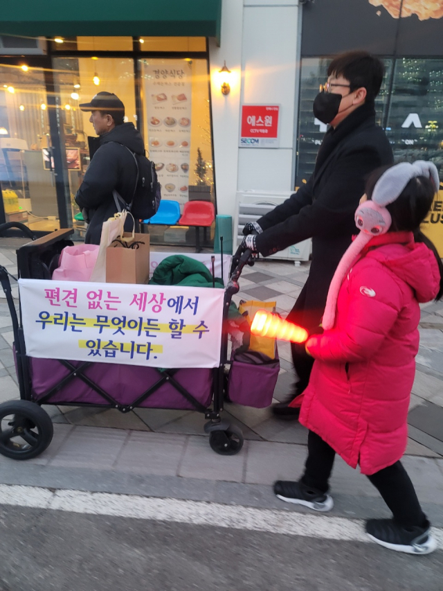박근용 씨와 1형 당뇨를 앓고 있는 딸 율아가 세종시의회에서 정부세종청사 내 보건복지부로 걸어가고 있다. 사진 환자 가족 제공