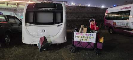 1형당뇨를 앓고 있는 박율아양이 아빠와 대장정을 시작한 첫날 밤 숙소인 캠핑카 앞에서 사진을 찍었다. 사진 환자 가족 제공