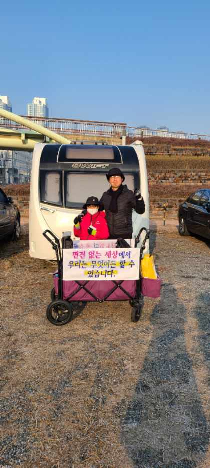 1형당뇨를 앓고 있는 박율아(왼쪽)양이 아빠와 대장정 2일차 아침 숙소인 캠핑카 앞에서 사진을 찍었다. 사진 환자 가족 제공