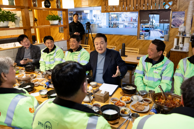 윤석열 대통령이 설 연휴 첫날인 9일 서울 동작구 한 식당에서 동작구 소속 가로청소 환경공무관들과 조찬을 함께 하며 이야기를 나누고 있다. 연합뉴스