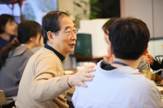 한덕수 총리 '정부, 멀리 있지 않아…외로운 이 없는 연휴되길'