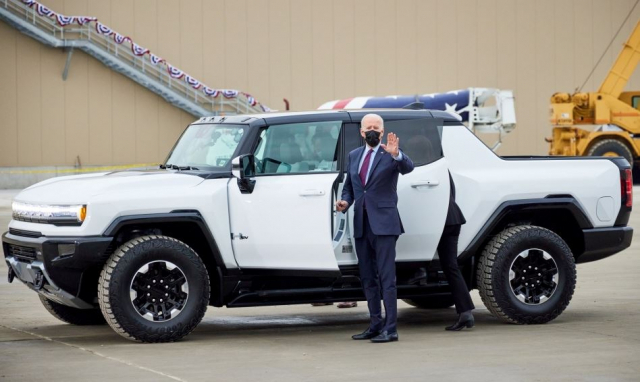 조 바이든 미국 대통령이 GM의 트럭·SUV 브랜드 GMC가 개발한 전기 픽업 트럭 ‘허머 EV’에서 포즈를 취하고 있다. 연합뉴스
