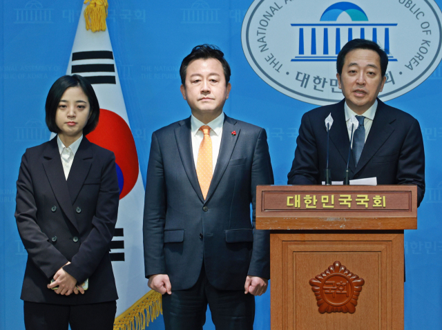 금태섭(오른쪽) 새로운선택 공동대표가 지난달 22일 국회 소통관에서 검찰 개혁 관련 정책을 발표하고 있다. 연합뉴스