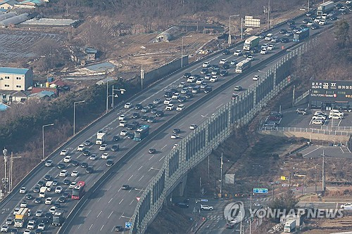 (화성=연합뉴스) 서대연 기자 = 설 연휴를 하루 앞둔 8일 오후 경찰청 헬기에서 바라본 경기도 화성시 동탄JC 인근 경부고속도로가 귀성차량 등으로 정체되고 있다. 2024.2.8 [항공촬영협조 = 서울경찰청 항공대 문흥주 경감, 심동국 경위] dwise@yna.co.kr