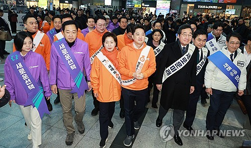 새로운미래 이낙연 공동대표, 개혁신당 이준석 대표, 원칙과상식 이원욱 의원, 새로운선택 금태섭 공동대표 등이 9일 오전 서울 용산역에서 설 귀성인사를 하기 위해 이동하고 있다.