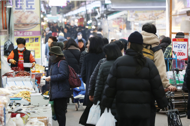 설 명절을 앞둔 8일 서울의 한 전통시장에서 시민들이 장을 보고 있다. 연합뉴스