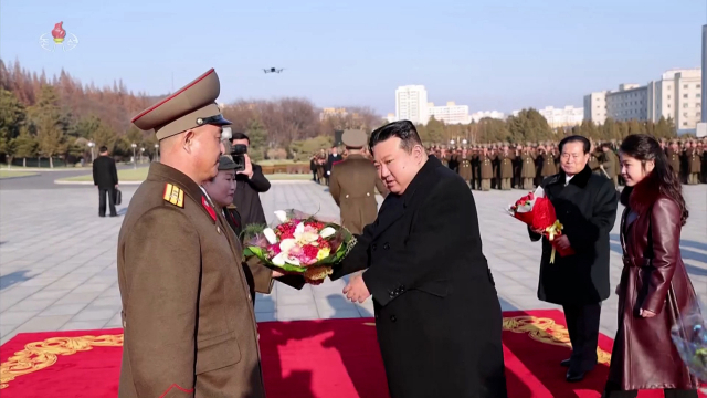 김정은 북한 국무위원장이 지난 8일 딸 주애와 함께 조선인민군 창건(건군절) 76주년을 맞아 국방성을 축하 방문했다고 조선중앙TV가 9일 보도했다. 연합뉴스