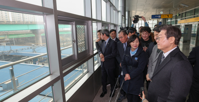 이재명 더불어민주당 대표가 1일 신도림역에서 경인선 지상철도를 살펴보고 있다. 연합뉴스