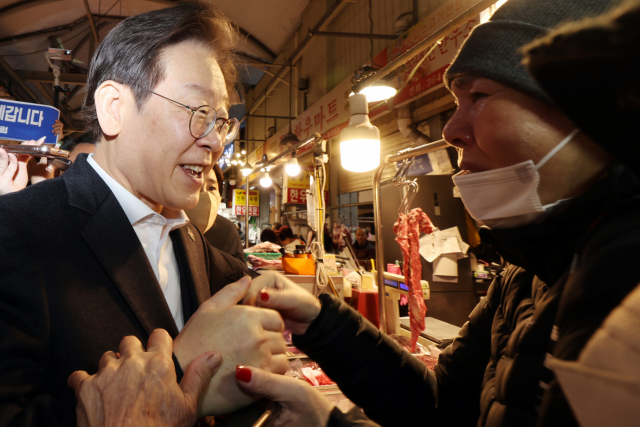 이재명 더불어민주당 대표가 지난 5일 오후 광주 서구 양동시장에서 상인들과 만나 인사를 나누고 있다. 연합뉴스