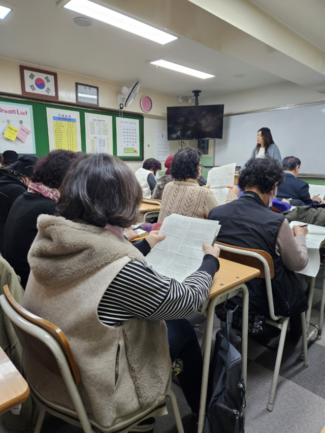 지난 5일 오후 부천 진영고등학교 3학년 9반 학생들이 수업에 열중하고 있다 사진 = 손대선 기자