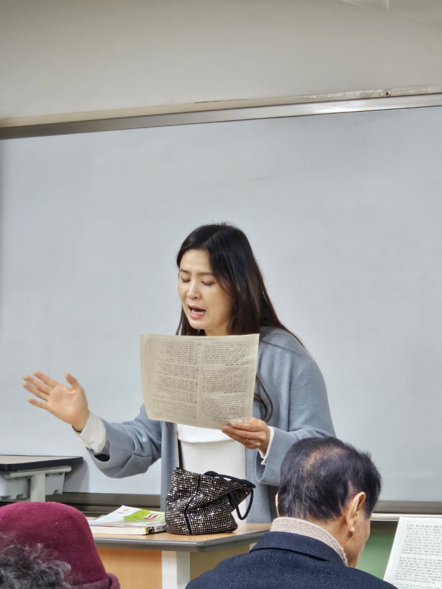 지난 5일 오후 부천 진영고등학교 조은하 교사가 수업을 진행하고 있다. 사진 = 손대선 기자