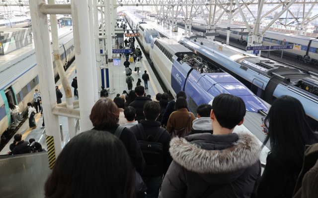 서울역에서 귀성하려는 시민들이 열차에 탑승하기 위해 열차 승강장으로 이동하고 있다. 연합뉴스