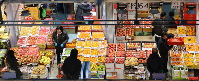 인천 남동구 남촌농수산물도매시장에서 시민들이 명절 선물용 과일을 구입하고 있다. 연합뉴스