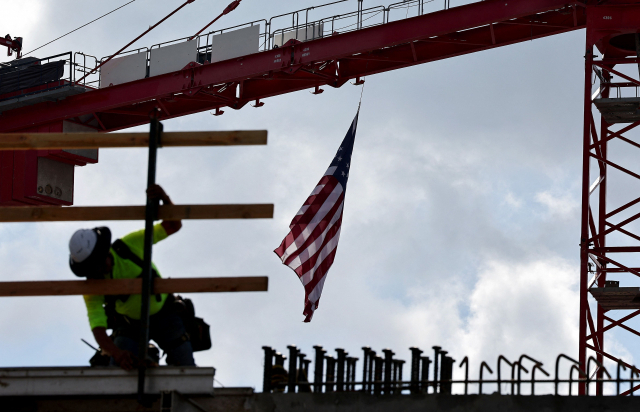 미국 캘리포니아 로스엔젤레스의 건설 현장에 설치된 크레인 위에서 한 근로자가 일하고 있다. AFP연합뉴스