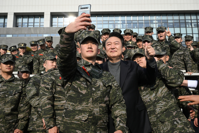 해병대원들과 셀카 찍는 윤석열 대통령 (서울=연합뉴스) 진성철 기자 = 윤석열 대통령이 설 명절인 10일 경기 김포시 해병 청룡부대(2사단)를 방문해 장병들과 셀카를 찍고 있다. 2024.2.10 [대통령실 제공. 재판매 및 DB 금지] zjin@yna.co.kr (끝)