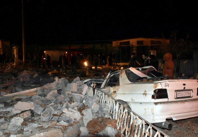시리아 남동부의 홈스 지역 주민들이 7일(현지시간) 이스라엘군의 공습을 받은 뒤 피해 상황을 살펴보고 있다. 로이터=연합뉴스