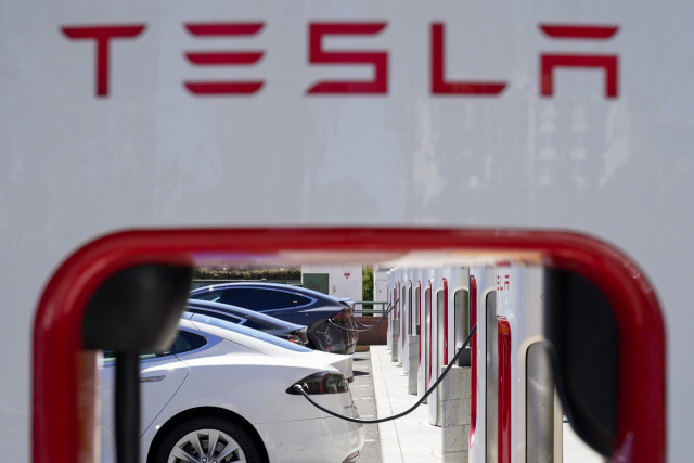 미국 캘리포니아의 테슬라 급속충전소에서 테슬라 차량이 충전하고 있다. 연합뉴스