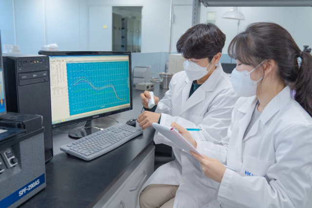한국콜마의 ‘유브이테크이노베이션 연구소’ 연구원들이 선케어 제품 테스트를 하고 있다. 사진 제공=한국콜마