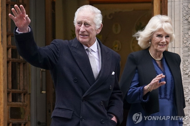 암 진단을 받은 영국 찰스 3세 국왕이 지난달 29일 런던 시내 병원을 나서면서 커밀라 왕비와 함께 손을 흔들고 있다. 연합뉴스