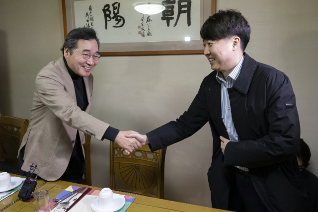 개혁신당의 이낙연(왼쪽), 이준석 공동대표가 11일 오후 서울 종로구의 한 한정식집에서 열린 1차 개혁신당 임시 지도부 회의에서 웃으며 악수하고 있다. 연합뉴스