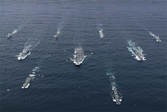영국 퀸엘리자베스 항모전단과 미국 구축함이 태평양에서 함께 항해하는 모습. 사진 제공=영국 해군