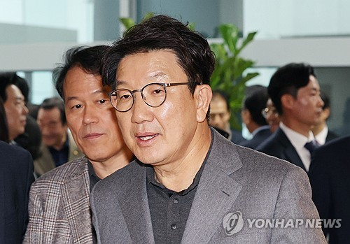 ‘클린스만 경질론’ 정치권 확산하는데…당사자는 美 출국