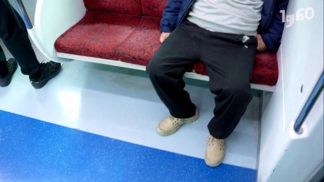 서울 지하철 1호선 열차 노약자석에 앉아있는 어르신 / 일큐육공 영상 캡처