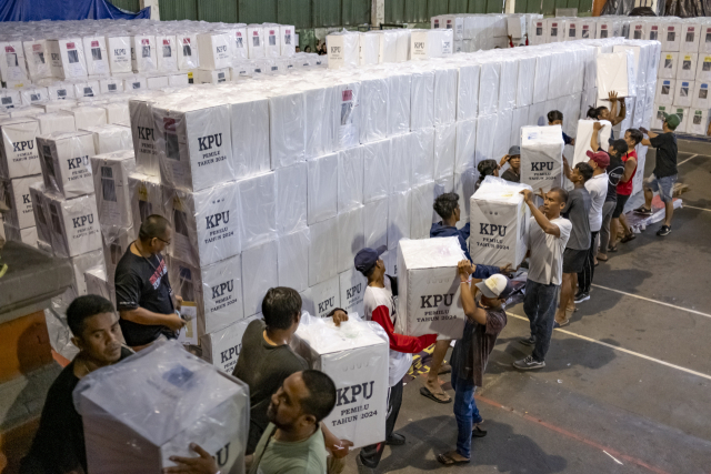 인도네시아 선거를 앞두고 관계 기관 근로자들이 투표에 쓰일 물건 등을 옮기고 있다. EPA연합뉴스