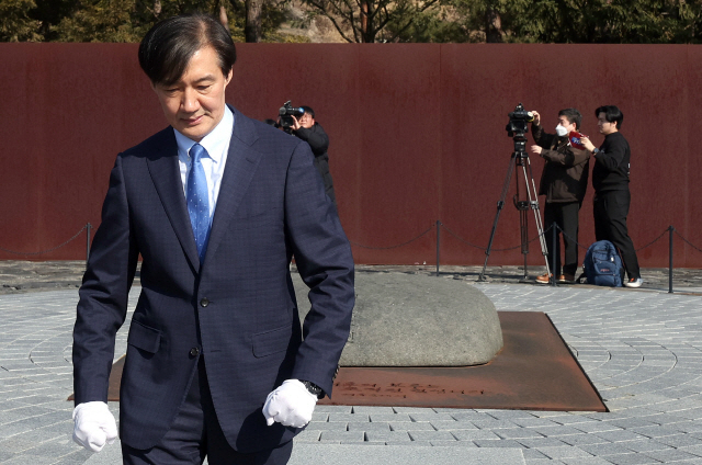 조국 전 법무부 장관이 설 연휴 마지막 날인 12일 오후 경남 김해시 진영읍 봉하마을 고(故) 노무현 전 대통령 묘역 참배 후 이동하고 있다. 연합뉴스