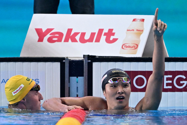 김우민(오른쪽)이 세계수영선수권 남자 자유형 400ｍ 결선에서 1위로 골인한 뒤 기뻐하고 있다. AFP연합뉴스