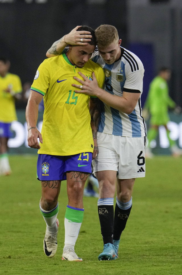 아르헨티나의 니콜라스 발렌티니(오른쪽)가 브라질의 브루노 고메스를 위로하고 있다. AP연합뉴스