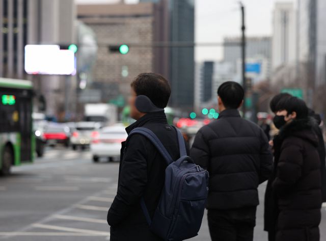 6일 서울 광화문사거리에서 시민들이 길을 건너기 위해 기다리고 있다. 연합뉴스